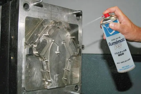 Robotic arm spraying release agent on a hot die casting mold for lubrication and cooling