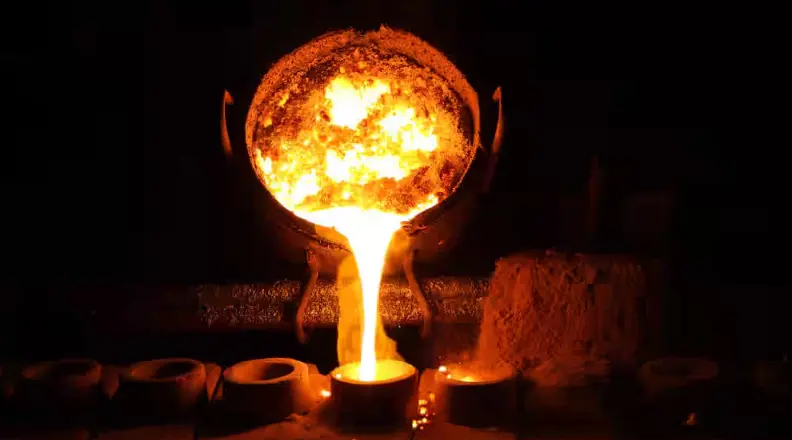 zamak casting process-molten zamak pouring